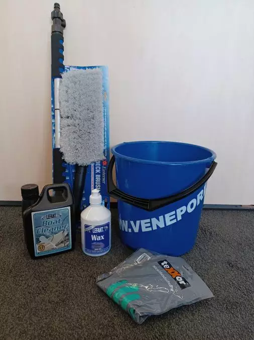 Ämpäri, Pesuaine, Vaha, Harja ja Kumikäsineet ERÄ - Veneen puhdistus ja kiillotus - 41480 - 1