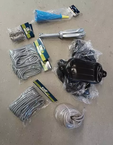 Varustepaketti alle 6m 4x musta fendari 3x köysi 5,5kg ankkuri+30m köysi torvi - Venevarustekassit - 42600 - 1