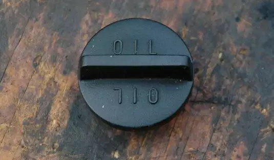 Hattu Öljyntäyttöön/Oil Cover Cap Volvo - Sisäperämoottorin osat - 6636 - 1