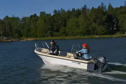 Rönnqvist 495 XL R vene Ohjauspulpetilla Kaiteet Tuulilasi (ilman moottoria) - Rönnqvist Lasikuituveneet - 50626 - 1