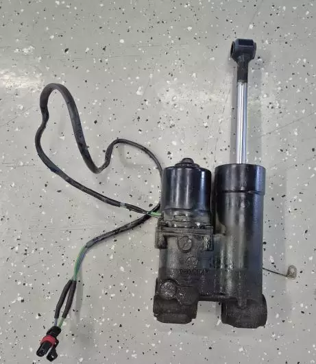 Käytetty Trimmiyksikkö/Hydraulic Assembly Evinrude E25-E60 - Evinrude/Johnson osat perämoottoreille - 44138 - 1
