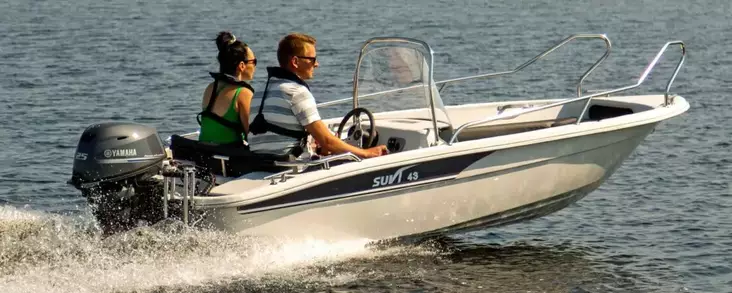 Suvi 43 Pulpettivene pitkä,tuulilasi ja kaari,Yamaha F25, kaiteet,istuint.Y-prig - Suvi Lasikuituveneet - 40679 - 1
