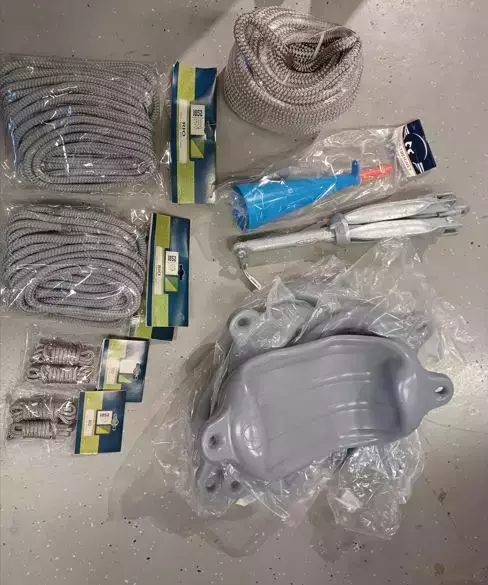 Varustepaketti alle 6m 4x harmaa fendari 3x köysi 5,5kg ankkuri+30m köysi torvi - Venevarustekassit - 42599 - 1