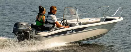 Suvi 43 Pulpettivene pitkä,tuulilasi ja kaari,Yamaha F25, kaiteet,istuint.Y-prig - Suvi Lasikuituveneet - 40679 - 1
